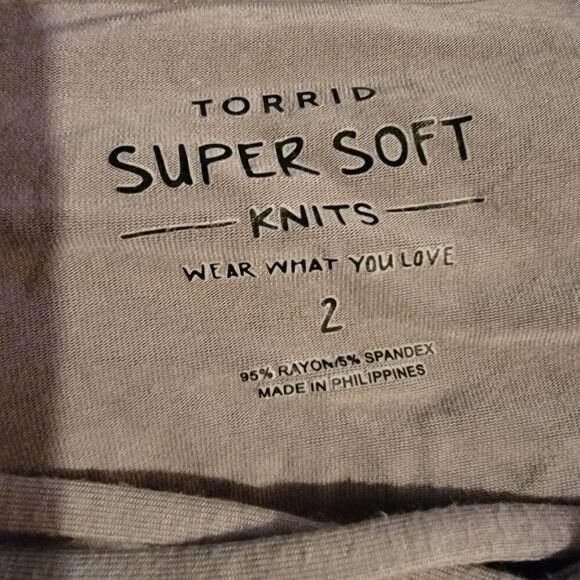 Torrid SUPER SOFT PEBBLE GREY LONG SLEEVE LATTICE TEE size 2 - Picture 7 of 9